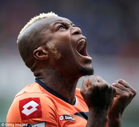 Mark Hughes ẩu đả với cổ động viên ảnh 3