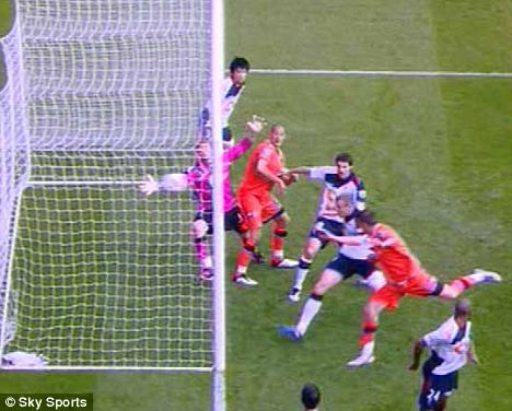 Mark Hughes ẩu đả với cổ động viên ảnh 2