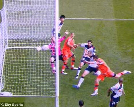 Mark Hughes ẩu đả với cổ động viên ảnh 2