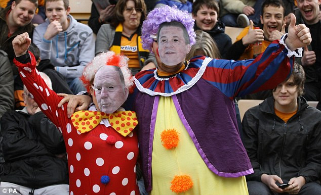 Tiền vệ của Wolves bị cổ động viên tấn công ảnh 4