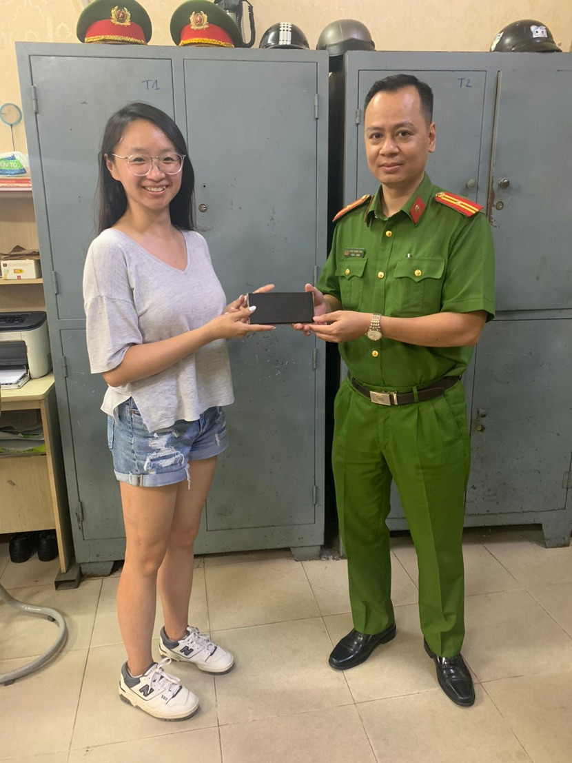 Nữ du khách nhận lại được điện thoại bị trộm cắp