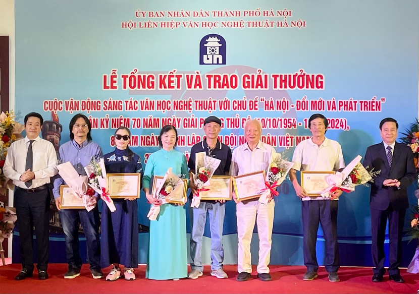 Trao giải A cho các tác giả Trao giải A cho các tác giả