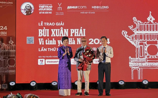 GS Hoàng Đạo Kính nhận giải thưởng "Bùi Xuân Phái - Vì tình yêu Hà Nội" năm 2024