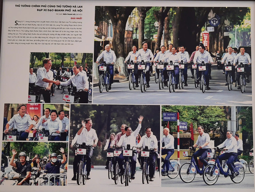 Giải Nhất - bộ ảnh "Thủ tướng chính phủ cùng Thủ tướng Hà Lan đạp xe trên đường phố Hà Nội" của tác giả Trần Thanh Hải Giải Nhất - bộ ảnh "Thủ tướng chính phủ cùng Thủ tướng Hà Lan đạp xe trên đường phố Hà Nội" của tác giả Trần Thanh Hải