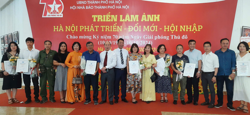 Các đại biểu và tác giả chụp ảnh lưu niệm tại lễ bế mạc triển lãm ảnh Các đại biểu và tác giả chụp ảnh lưu niệm tại lễ bế mạc triển lãm ảnh