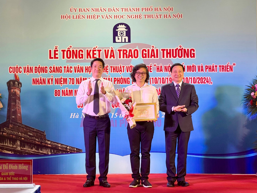 Ban tổ chức trao giải Đặc biệt cho NSƯT - đạo diễn Trịnh Quang Tùng Ban tổ chức trao giải Đặc biệt cho NSƯT - đạo diễn Trịnh Quang Tùng