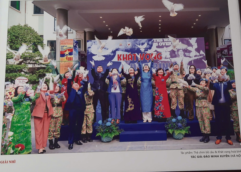 Giải Nhì - tác phẩm "Thả chim bồ câu và khát vọng hòa bình" của tác giả Đào Minh Xuyên Giải Nhì - tác phẩm "Thả chim bồ câu và khát vọng hòa bình" của tác giả Đào Minh Xuyên