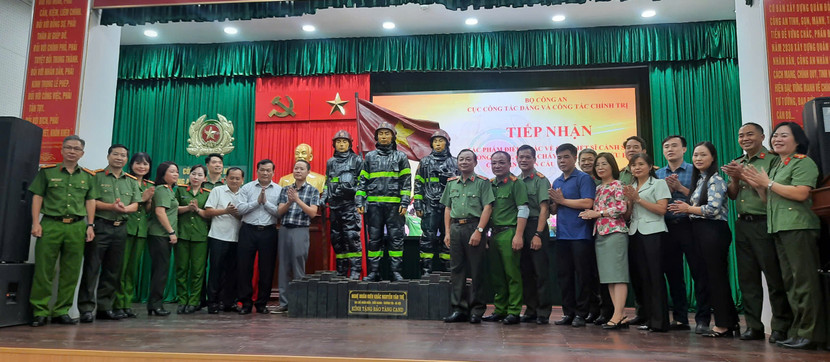 Ban tổ chức và gia đình nhà điêu khắc Nguyễn Văn Tuệ bên tác phẩm "Anh hùng" Ban tổ chức và gia đình nhà điêu khắc Nguyễn Văn Tuệ bên tác phẩm "Anh hùng"