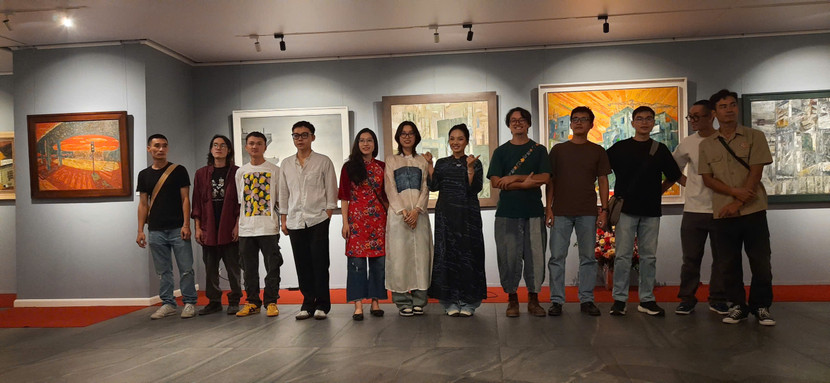 Các họa sĩ góp mặt tại triển lãm.