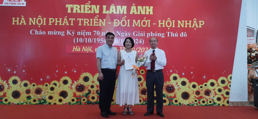 Ban tổ chức trao giải Nhất cho đại diện tác giả Trần Thanh Hải Ban tổ chức trao giải Nhất cho đại diện tác giả Trần Thanh Hải