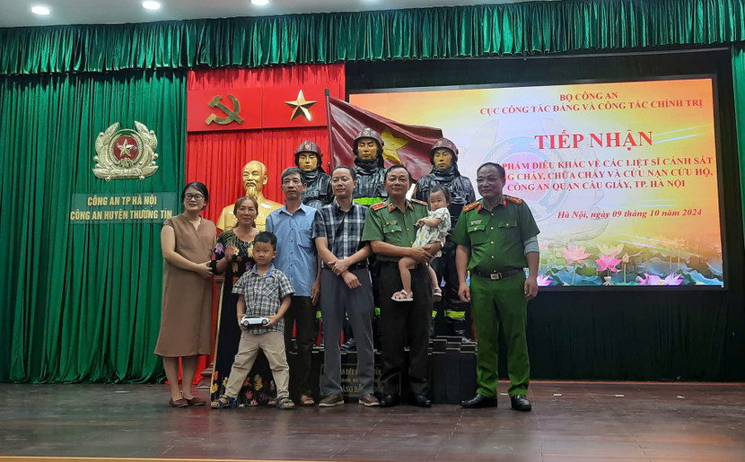 Thiếu tướng Đặng Ngọc Bách, Phó Cục trưởng Cục Công tác Đảng và công tác chính trị chụp ảnh cùng gia đình nhà điêu khắc Nguyễn Văn Tuệ Thiếu tướng Đặng Ngọc Bách, Phó Cục trưởng Cục Công tác Đảng và công tác chính trị chụp ảnh cùng gia đình nhà điêu khắc Nguyễn Văn Tuệ