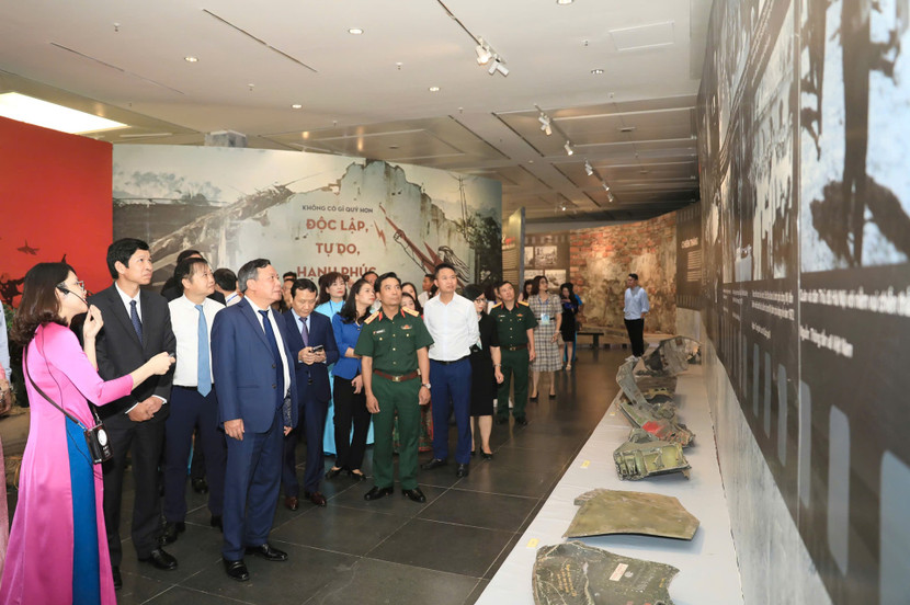 Các đại biểu tham quan triển lãm