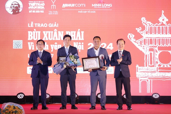 Trao giải việc làm cho hoạt động quảng bá du lịch Hà Nội qua MV "Going Home" của nghệ sĩ saxophone Kenny G, do báo Nhân dân và IB Group Việt Nam thực hiện