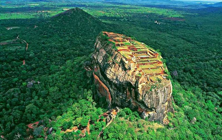 Sigiriya (có ý nghĩ là Đá Sư tử) bao gồm một ngôi thành cổ và cung điện bằng đá độc đáo nằm ở vùng Matale thuộc Sri Lanka. Sigiriya (có ý nghĩ là Đá Sư tử) bao gồm một ngôi thành cổ và cung điện bằng đá độc đáo nằm ở vùng Matale thuộc Sri Lanka.