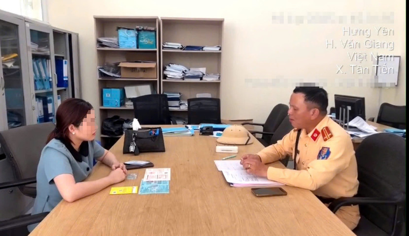 Nữ tài xế làm việc tại cơ quan Công an Nữ tài xế làm việc tại cơ quan Công an