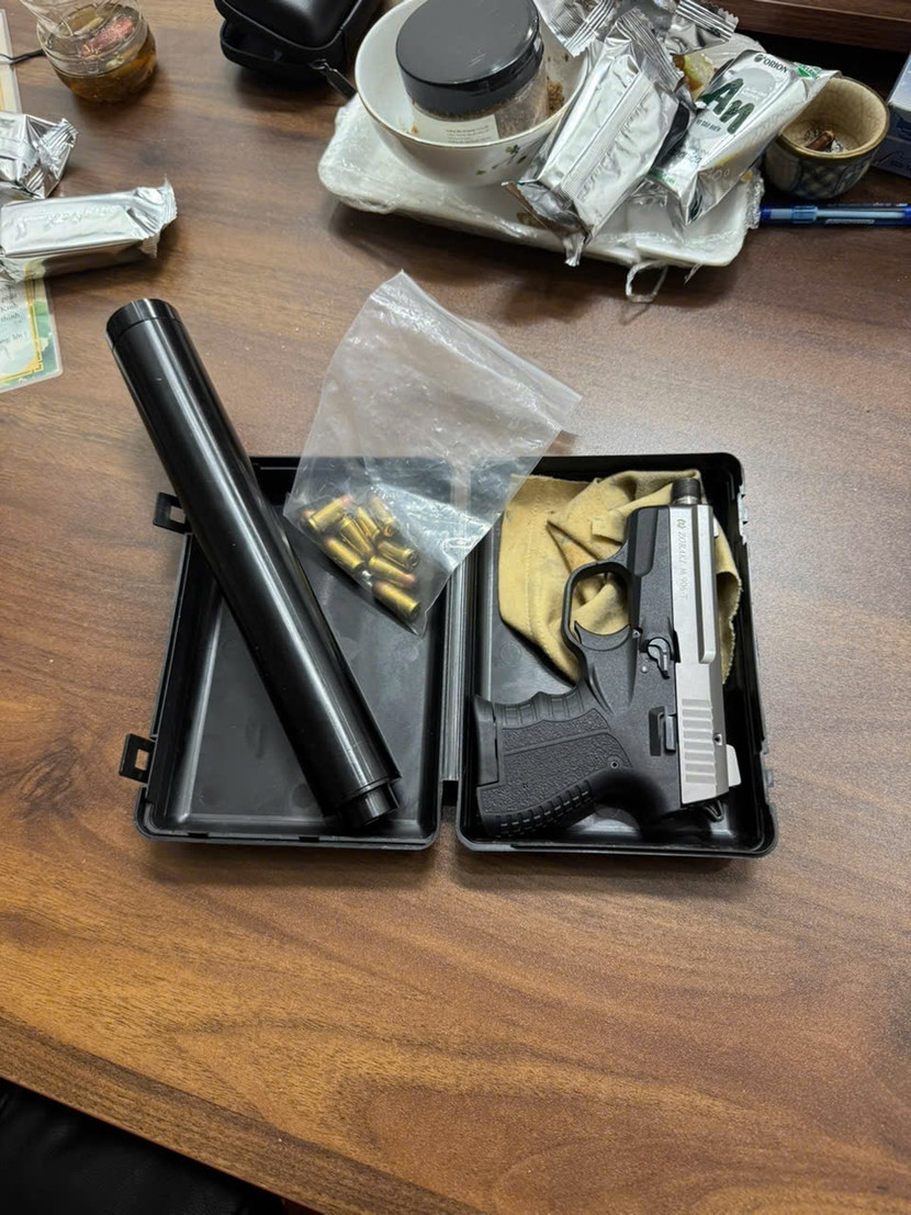 Lực lượng Công an thu giữ 4 khẩu súng, ống giảm thanh và 86 viên đạn tại chỗ ở của các đối tượng Lực lượng Công an thu giữ 4 khẩu súng, ống giảm thanh và 86 viên đạn tại chỗ ở của các đối tượng