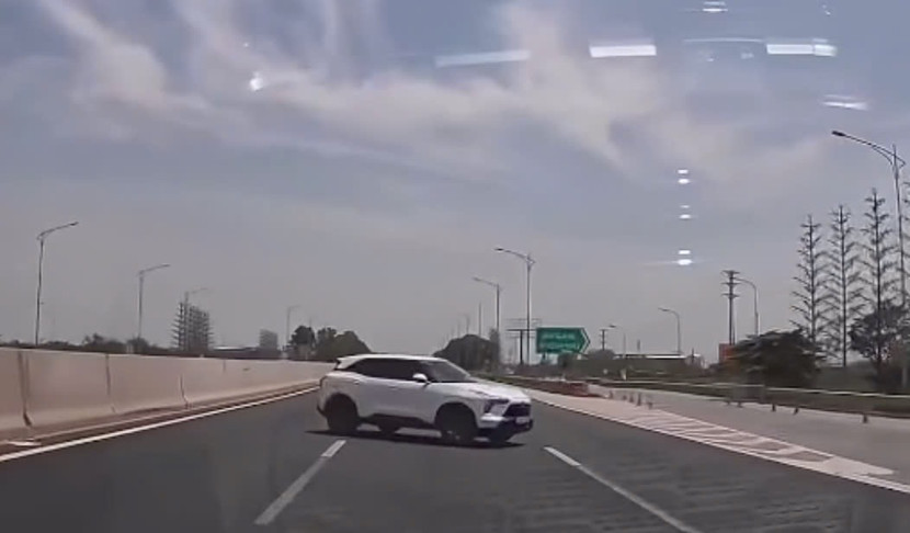 Nữ tài xế điều khiển ô tô đi ngược chiều trên cao tốc khiến nhiều phương tiện phải dừng xe để tránh tai nạn Nữ tài xế điều khiển ô tô đi ngược chiều trên cao tốc khiến nhiều phương tiện phải dừng xe để tránh tai nạn