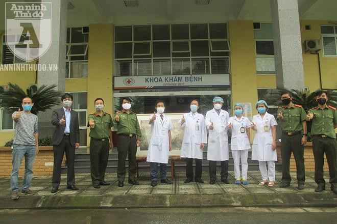 Báo An ninh Thủ đô và Công ty cổ phần Tầm nhìn Mỹ thuật Đông Dương (Indochine Art) động viên y, bác sĩ Bệnh viện Đa khoa Mê Linh chiến thắng dịch Covid-19