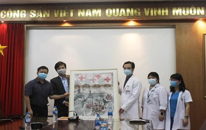Báo An ninh Thủ đô và Công ty cổ phần Tầm nhìn Mỹ thuật Đông Dương (Indochine Art) trao tặng Bệnh viện Bạch Mai bức tranh nghệ thuật “Lá chắn trắng”