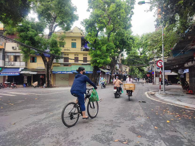 Phải hai, ba ngày mới được đi chợ gần nhà một lần - Ảnh: Phú Khánh Phải hai, ba ngày mới được đi chợ gần nhà một lần - Ảnh: Phú Khánh