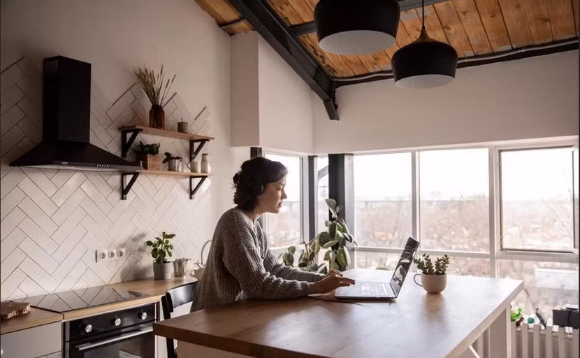 Vị trí ngồi làm việc của người lớn được thay đổi từ cơ quan vào bất cứ nơi nào trong nhà