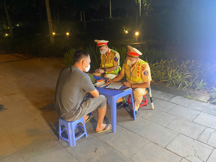 Khi thành phố ngủ yên, những chiến sĩ Cảnh sát giao thông vẫn xuyên đêm làm nhiệm vụ Khi thành phố ngủ yên, những chiến sĩ Cảnh sát giao thông vẫn xuyên đêm làm nhiệm vụ