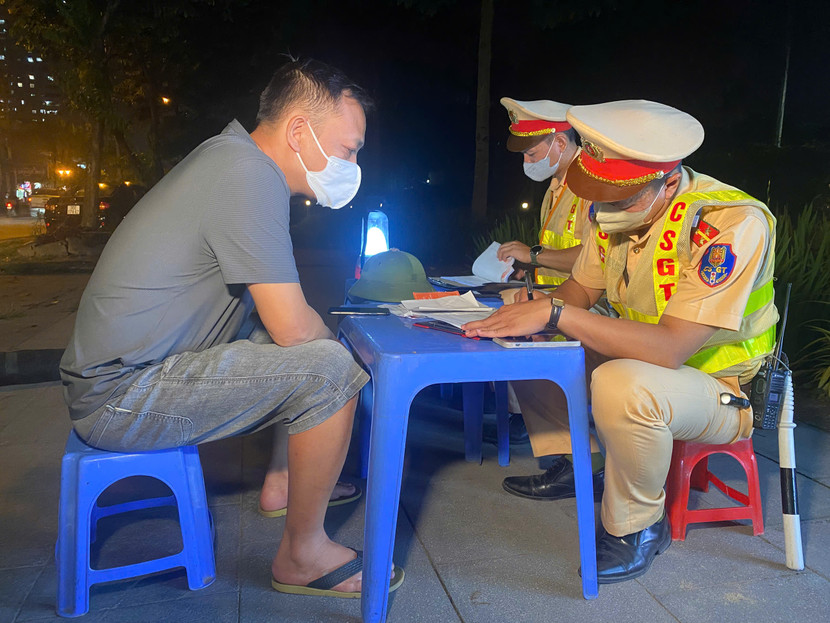 Lái xe phân trần biết là vi phạm nhưng do cuộc sống mưu sinh nên cũng khó tránh sai sót Lái xe phân trần biết là vi phạm nhưng do cuộc sống mưu sinh nên cũng khó tránh sai sót