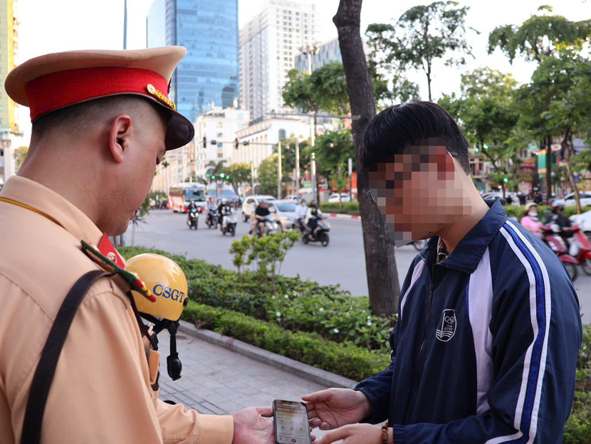 Không chỉ xử phạt vi phạm hành chính với số tiền từ 4.000.000 - 6.000.000 đồng, người vi phạm còn bị trừ điểm trên GPLX