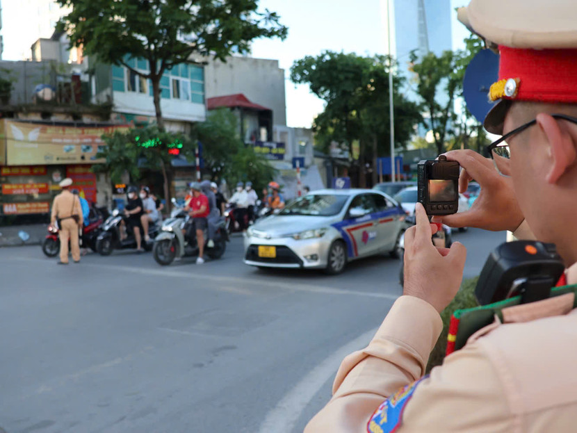 Lực lượng Cảnh sát giao thông đã phải dùng thiết bị ghi hình để lưu lại hình ảnh người vi phạm làm bằng chứng trước khi lập biên bản xử lý