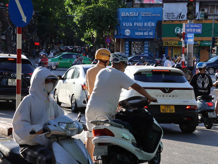 Dù có biển cấm nhưng vì nhiều lý do, không ít người vẫn điều khiển xe máy đi ngược chiều bất chấp giao thông đông đúc