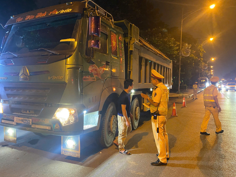 Lái xe "hổ vồ" này cho biết, do... vội nên đã không phủ bạt che chắn Lái xe "hổ vồ" này cho biết, do... vội nên đã không phủ bạt che chắn