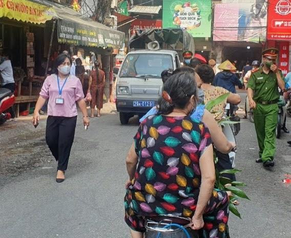 Bà Nguyễn Thị Vân Anh, Chủ tịch UBND phường Văn Miếu (bìa trái) trực tiếp xuống phố chặn Covid-19 Bà Nguyễn Thị Vân Anh, Chủ tịch UBND phường Văn Miếu (bìa trái) trực tiếp xuống phố chặn Covid-19