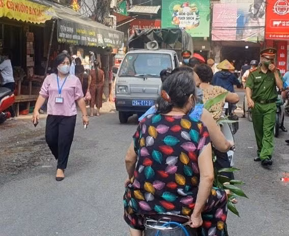 Bà Nguyễn Thị Vân Anh, Chủ tịch UBND phường Văn Miếu (bìa trái) trực tiếp xuống phố chặn Covid-19