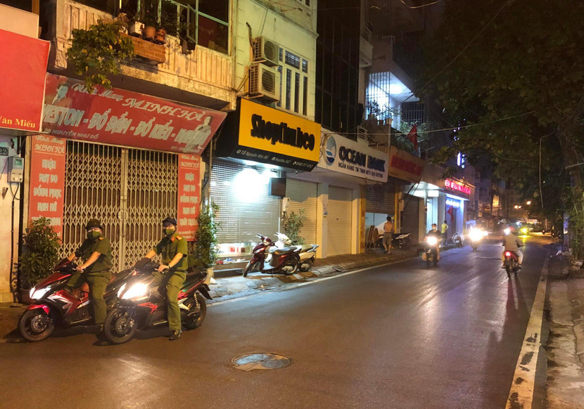 Lực lượng ở cơ sở vất vả đêm ngày chống Covid-19 Lực lượng ở cơ sở vất vả đêm ngày chống Covid-19