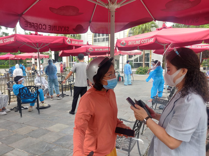 Chủ tịch UBND phường Ô Chợ Dừa, bà Hoàng Hoài Loan (bên phải) và Phó Chủ tịch UBND phường Trần Thị Bích Thái tại khu vực lấy mẫu xét nghiệm người liên quan Covid-19 Chủ tịch UBND phường Ô Chợ Dừa, bà Hoàng Hoài Loan (bên phải) và Phó Chủ tịch UBND phường Trần Thị Bích Thái tại khu vực lấy mẫu xét nghiệm người liên quan Covid-19