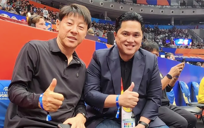 Chủ tịch PSSI - Erick Thohir (phải) cùng HLV Shin Tae-yong