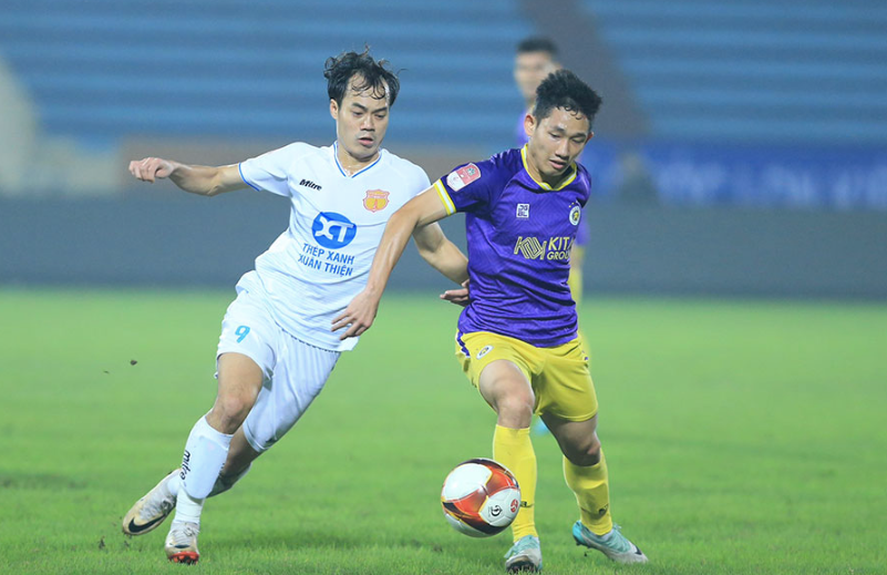CLB Nam Định (trái) vững ngôi đầu, bỏ xa Hà Nội FC tới 12 điểm sau vòng 11 CLB Nam Định (trái) vững ngôi đầu, bỏ xa Hà Nội FC tới 12 điểm sau vòng 11