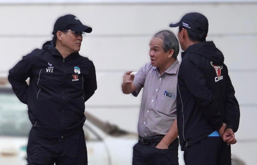 Bầu Đức (giữa) trò chuyện cùng tân HLV Vũ Tiến Thành