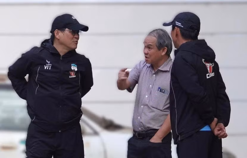 Bầu Đức (giữa) trò chuyện cùng tân HLV Vũ Tiến Thành