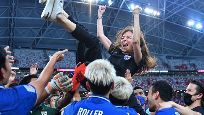 Cầu thủ Thái Lan công kênh trưởng đoàn Madam Pang khi vô địch AFF Cup