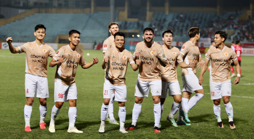 Công an Hà Nội FC trở lại mạnh mẽ trên đường đua vô địch với 3 chiến thắng liên tiếp dưới thời tân HLV Kiatisak Công an Hà Nội FC trở lại mạnh mẽ trên đường đua vô địch với 3 chiến thắng liên tiếp dưới thời tân HLV Kiatisak