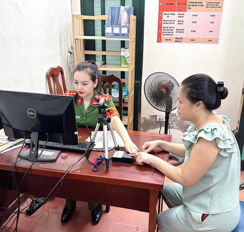 Đại úy Ma Tùng Lâm thực hiện xác thực định danh điện tử