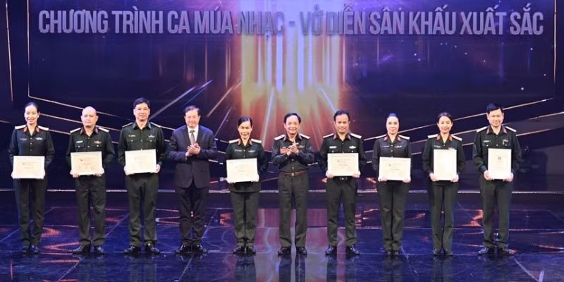 Thượng tướng Trịnh Văn Quyết, Phó chủ nhiệm Tổng cục Chính trị Quân đội nhân dân Việt Nam và Thứ trưởng Bộ Văn hóa, Thể thao và Du lịch Tạ Quang Đông trao Huy chương Vàng cho các chương trình, vở diễn xuất sắc.
