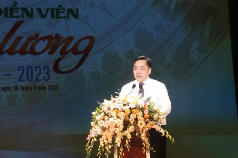 Ông Trần Hướng Dương, Phó Cục trưởng Cục Nghệ thuật biểu diễn, Trưởng ban tổ chức phát biểu tại lễ bế mạc. Ông Trần Hướng Dương, Phó Cục trưởng Cục Nghệ thuật biểu diễn, Trưởng ban tổ chức phát biểu tại lễ bế mạc.