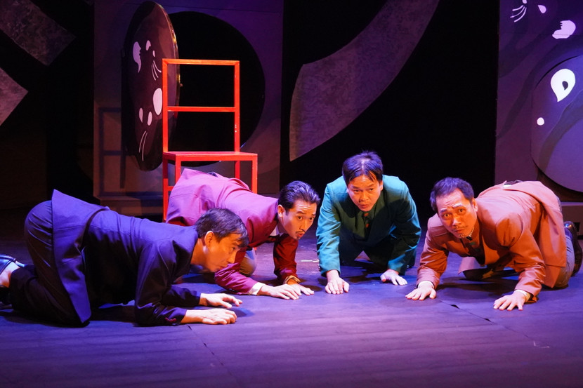 Các quan lại luồn cú, tìm mọi cách mua chuộc viên thanh tra rởm. Các quan lại luồn cú, tìm mọi cách mua chuộc viên thanh tra rởm.