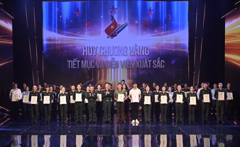 Trung tướng Nguyễn Trọng Bình, Phó Tổng tham mưu trưởng Quân đội nhân dân Việt Nam và Trung tướng Lê Quang Minh, Phó Chủ nhiệm Tổng cục Chính trị Quân đội nhân dân Việt Nam trao Huy chương Vàng cho tiết mục và diễn viên xuất sắc.
