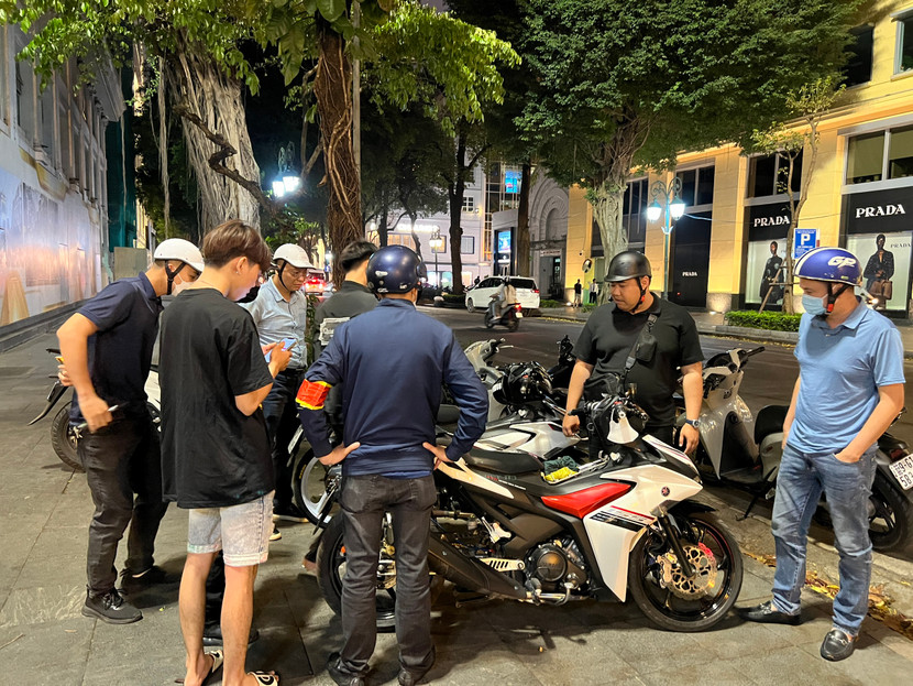 Tổ tuần tra 141 hóa trang, chặn dừng các trường hợp thanh thiếu niên có biểu hiện đua xe, gây rối trật tự công cộng Tổ tuần tra 141 hóa trang, chặn dừng các trường hợp thanh thiếu niên có biểu hiện đua xe, gây rối trật tự công cộng