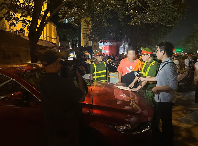 Công an quận Hoàn Kiếm xử lý các bãi xe không phép Công an quận Hoàn Kiếm xử lý các bãi xe không phép