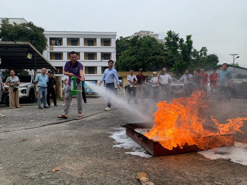 Chủ các cơ sở nhà trọ, chung cư mini thực hành kỹ năng sử dụng phương tiện chữa cháy