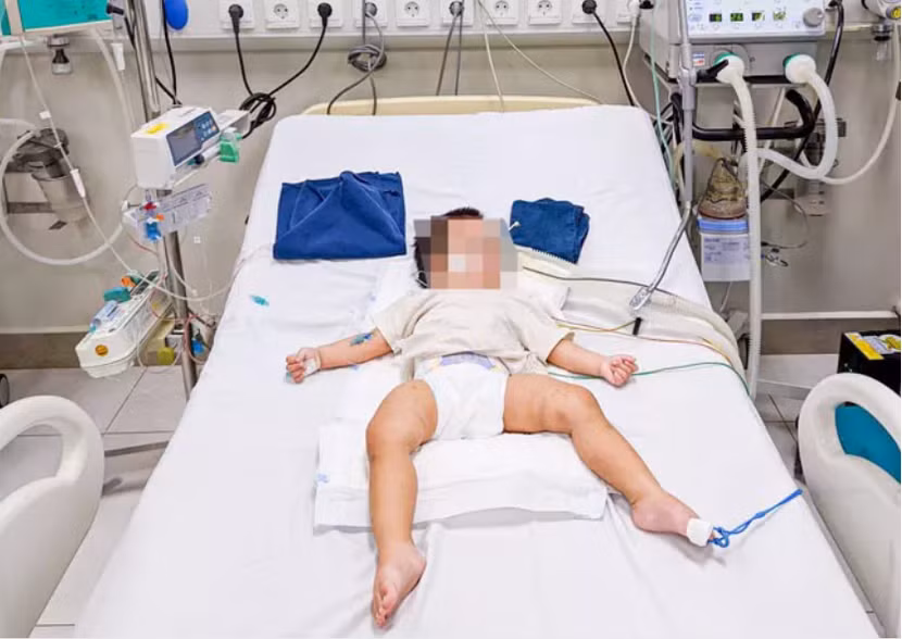 Cháu bé vẫn đang được điều trị tích cực tại Bệnh viện Nhi Trung ương Cháu bé vẫn đang được điều trị tích cực tại Bệnh viện Nhi Trung ương